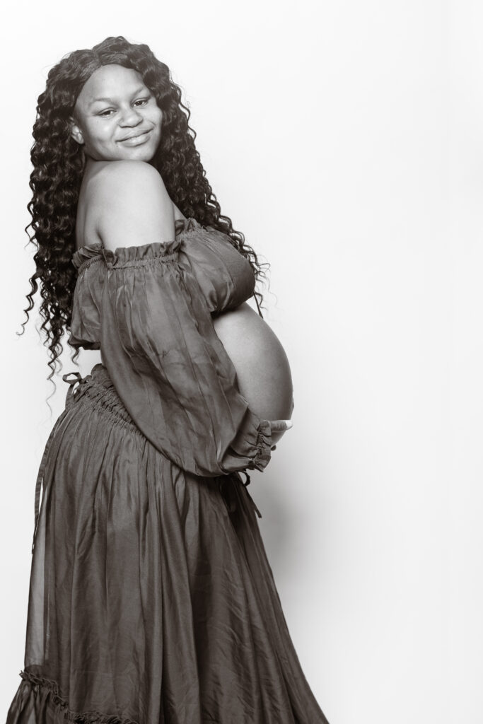 Hemet maternity photography session, Bold and moody maternity portraits in Hemet CA, Lasting Memories by Larissa – Hemet maternity photographer, Pregnancy photos in Hemet with bold lighting and vibrant color